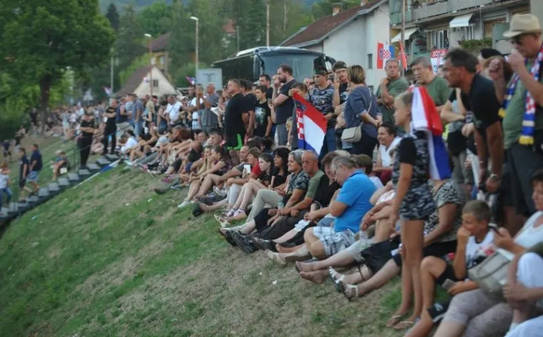 SLUNJANI OLUJU SLAVILI UZ USTA&Scaron;KE POZDRAVE: Tisuće ljudi okupilo se na obilježavanju Dana pobjede