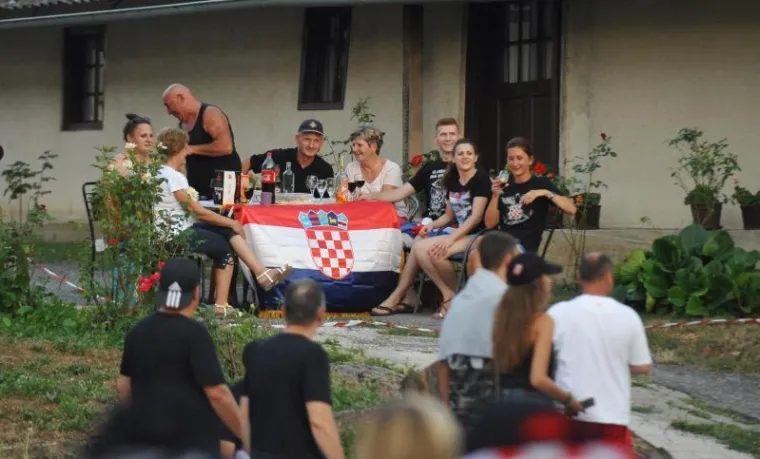 SLUNJANI OLUJU SLAVILI UZ USTA&Scaron;KE POZDRAVE: Tisuće ljudi okupilo se na obilježavanju Dana pobjede