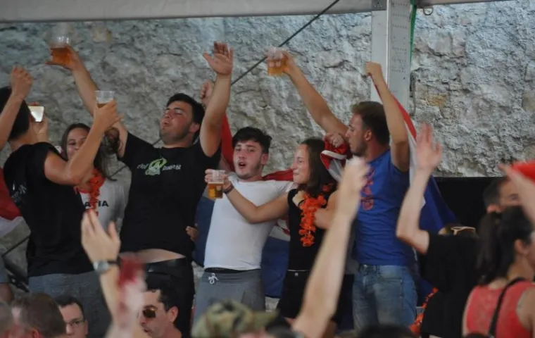 SLUNJANI OLUJU SLAVILI UZ USTA&Scaron;KE POZDRAVE: Tisuće ljudi okupilo se na obilježavanju Dana pobjede