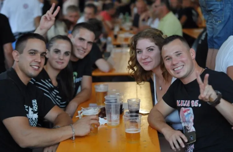 SLUNJANI OLUJU SLAVILI UZ USTA&Scaron;KE POZDRAVE: Tisuće ljudi okupilo se na obilježavanju Dana pobjede