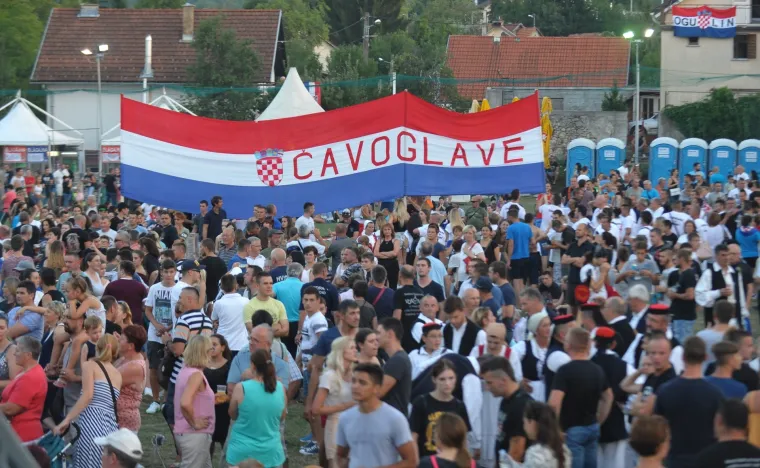 Zagrijavanje za koncert Thompsona u Slunju