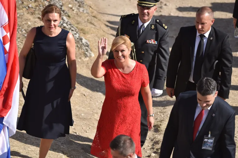 Dolazak uzvanika na kninsku tvrđavu povodom podizanja zastave Republike Hrvatske