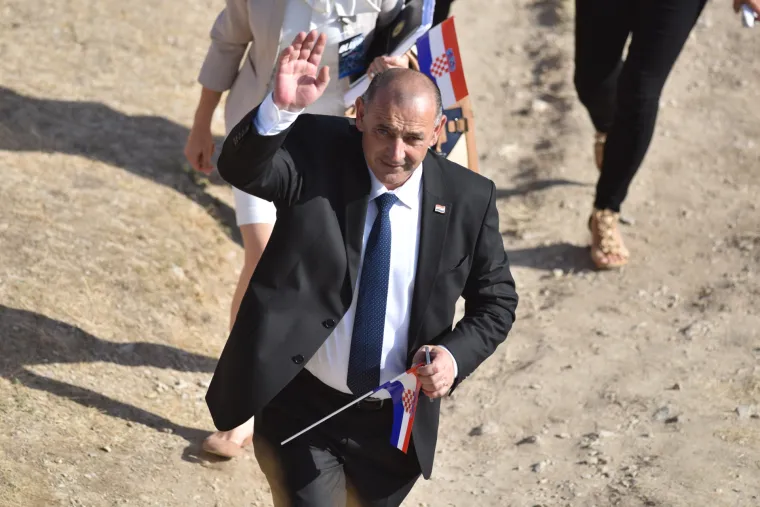 Dolazak uzvanika na kninsku tvrđavu povodom podizanja zastave Republike Hrvatske