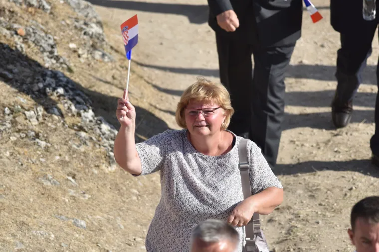 Dolazak uzvanika na kninsku tvrđavu povodom podizanja zastave Republike Hrvatske