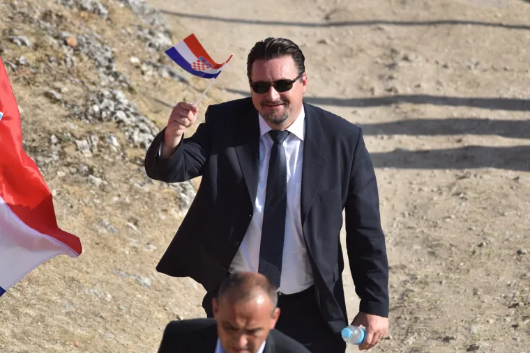 Dolazak uzvanika na kninsku tvrđavu povodom podizanja zastave Republike Hrvatske