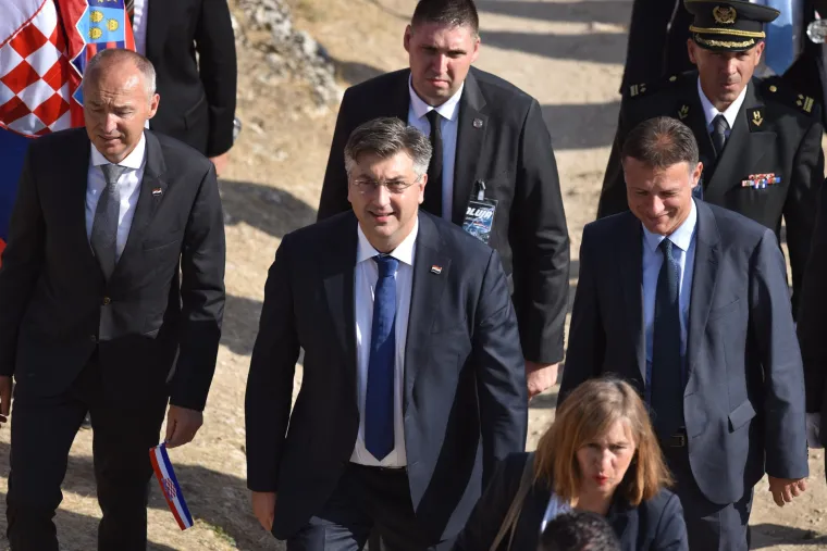 Dolazak uzvanika na kninsku tvrđavu povodom podizanja zastave Republike Hrvatske