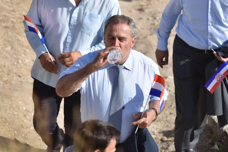 Dolazak uzvanika na kninsku tvrđavu povodom podizanja zastave Republike Hrvatske