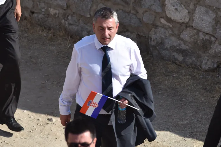 Dolazak uzvanika na kninsku tvrđavu povodom podizanja zastave Republike Hrvatske