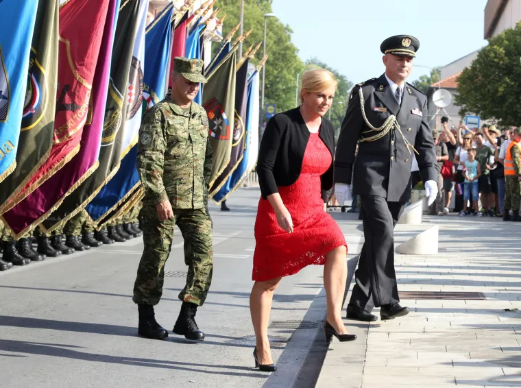 Nakon polaganja vijenaca u Kninu predsjednica Grabar-Kitarović obi&scaron;la vojsku
