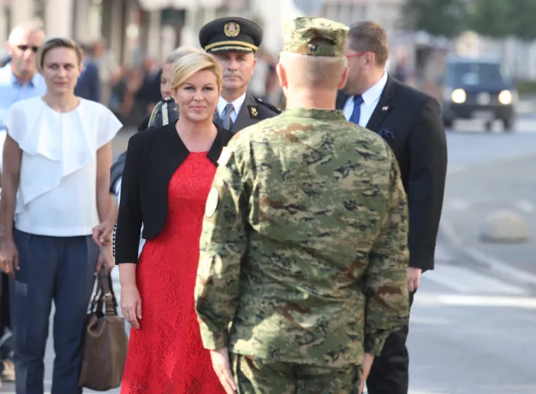 Nakon polaganja vijenaca u Kninu predsjednica Grabar-Kitarović obi&scaron;la vojsku