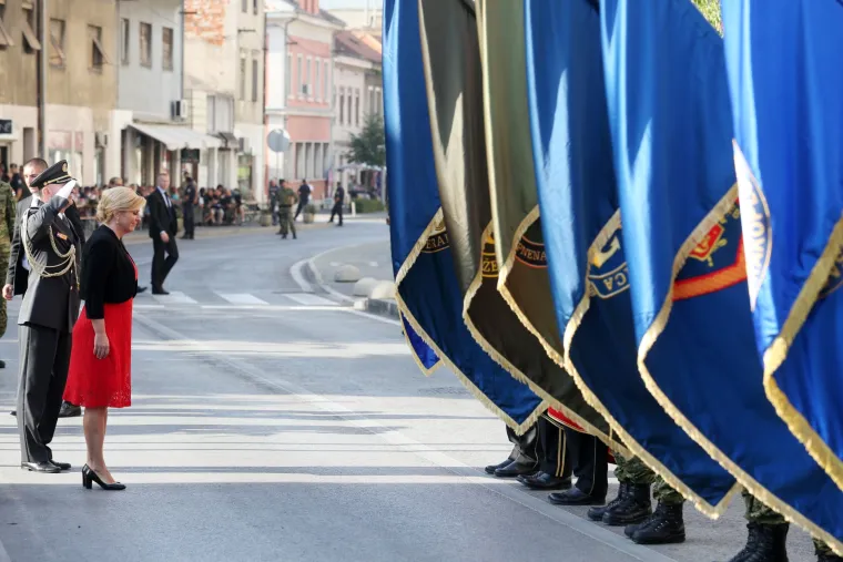 Nakon polaganja vijenaca u Kninu predsjednica Grabar-Kitarović obi&scaron;la vojsku