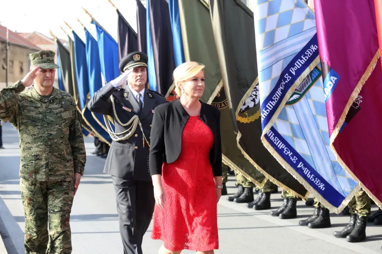Nakon polaganja vijenaca u Kninu predsjednica Grabar-Kitarović obi&scaron;la vojsku