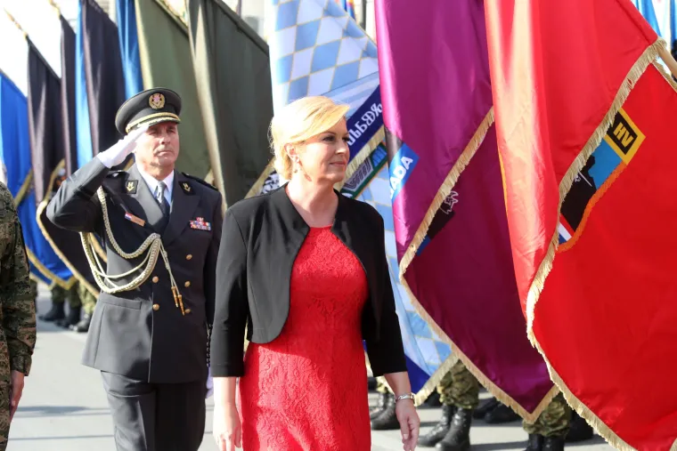 Nakon polaganja vijenaca u Kninu predsjednica Grabar-Kitarović obi&scaron;la vojsku