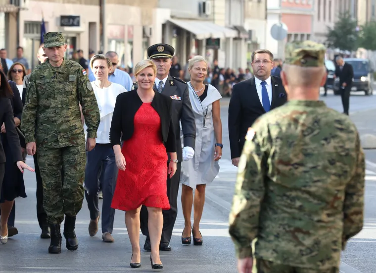 Nakon polaganja vijenaca u Kninu predsjednica Grabar-Kitarović obi&scaron;la vojsku