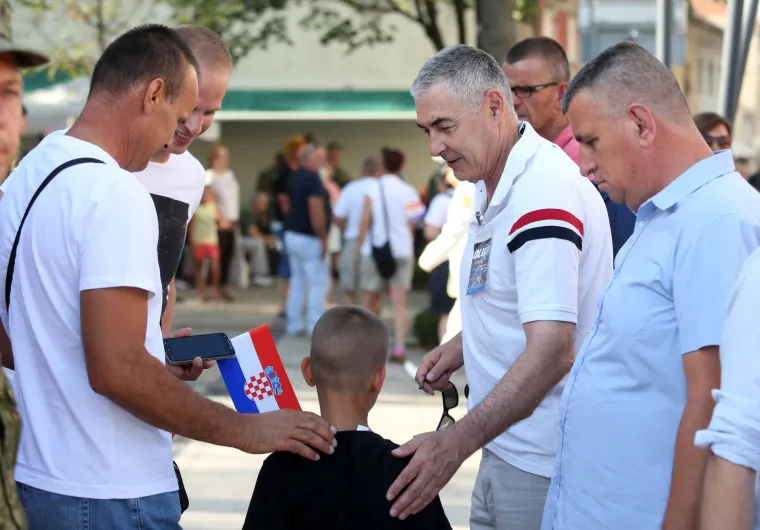 Tko je bio, a kome je bilo prevruće? Osim istaknutih HDZ-ovaca i njihovih biv&scaron;ih članova, na obilježavanju Oluje i SDP-ovci