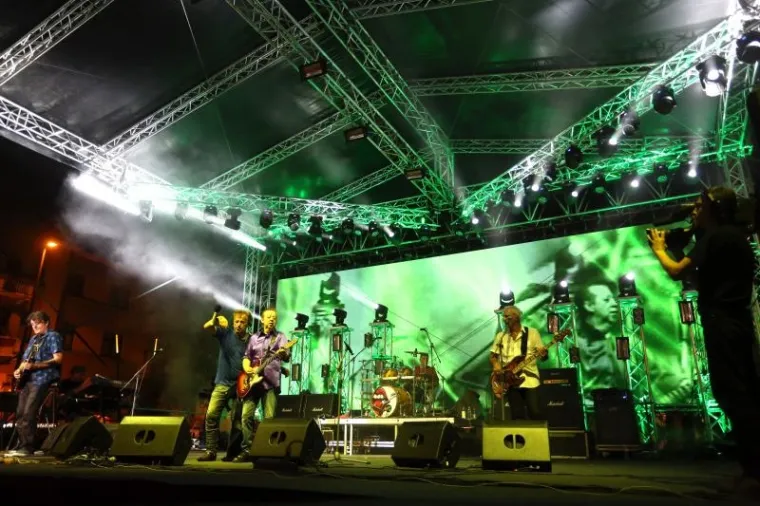 SJAJNA ATMOSFERA U KNINU: Pogledajte kako se uz Prljavo kazali&scaron;te slavila Oluja