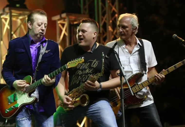 SJAJNA ATMOSFERA U KNINU: Pogledajte kako se uz Prljavo kazali&scaron;te slavila Oluja