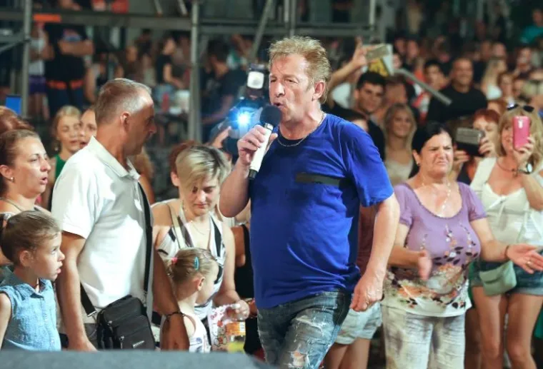 SJAJNA ATMOSFERA U KNINU: Pogledajte kako se uz Prljavo kazali&scaron;te slavila Oluja