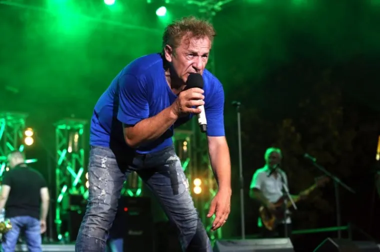 SJAJNA ATMOSFERA U KNINU: Pogledajte kako se uz Prljavo kazali&scaron;te slavila Oluja