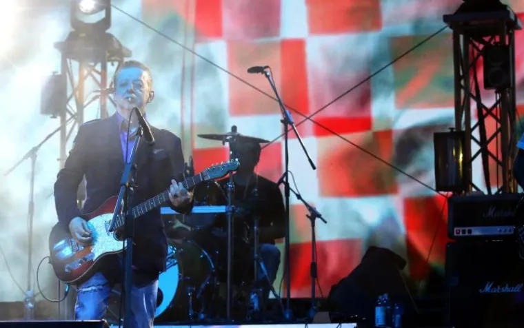 SJAJNA ATMOSFERA U KNINU: Pogledajte kako se uz Prljavo kazali&scaron;te slavila Oluja