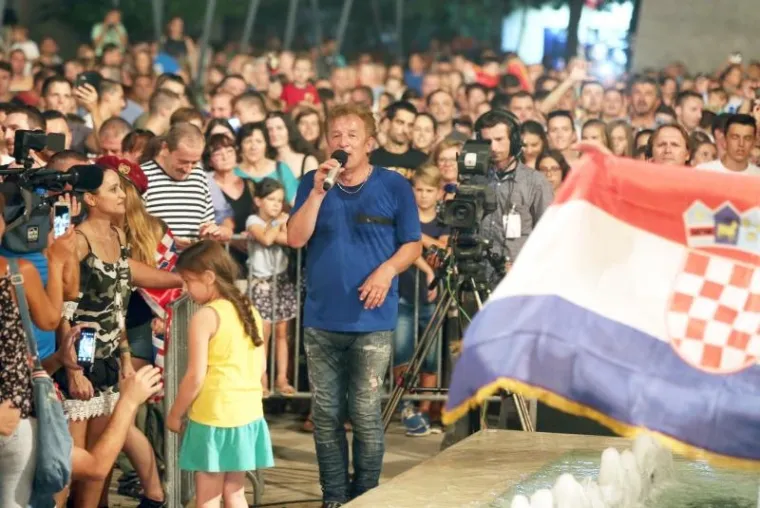 SJAJNA ATMOSFERA U KNINU: Pogledajte kako se uz Prljavo kazali&scaron;te slavila Oluja