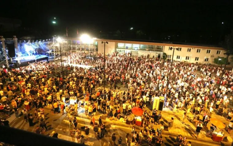 SJAJNA ATMOSFERA U KNINU: Pogledajte kako se uz Prljavo kazali&scaron;te slavila Oluja