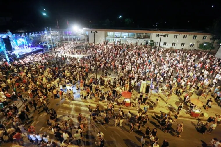 SJAJNA ATMOSFERA U KNINU: Pogledajte kako se uz Prljavo kazali&scaron;te slavila Oluja