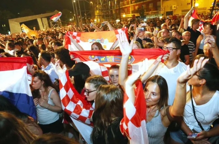 SJAJNA ATMOSFERA U KNINU: Pogledajte kako se uz Prljavo kazali&scaron;te slavila Oluja