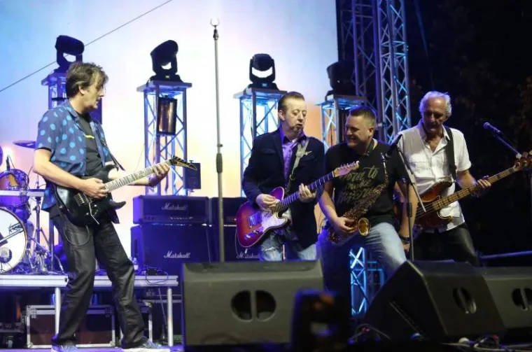 SJAJNA ATMOSFERA U KNINU: Pogledajte kako se uz Prljavo kazali&scaron;te slavila Oluja