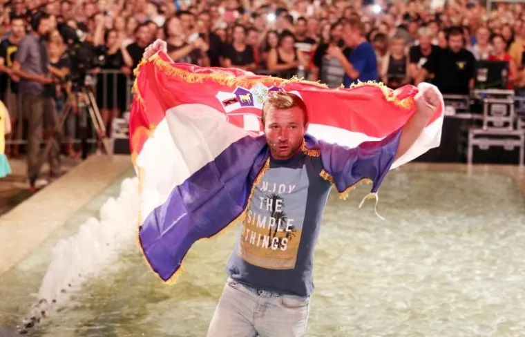 SJAJNA ATMOSFERA U KNINU: Pogledajte kako se uz Prljavo kazali&scaron;te slavila Oluja