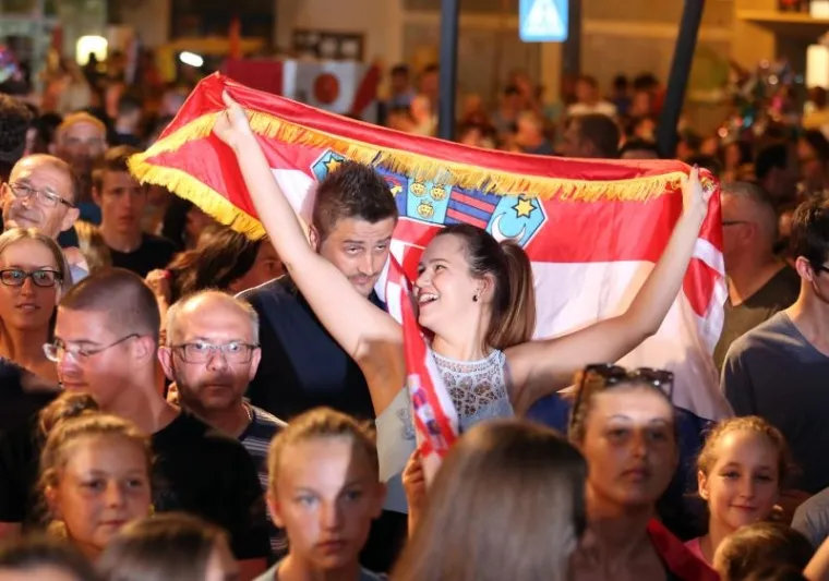 SJAJNA ATMOSFERA U KNINU: Pogledajte kako se uz Prljavo kazali&scaron;te slavila Oluja