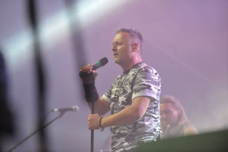 POGLEDAJTE DIJELIĆ ATMOSFERE IZ SLUNJA: Thompson nastupio u Slunju povodom proslave Dana pobjede i domovinske zahvalnosti