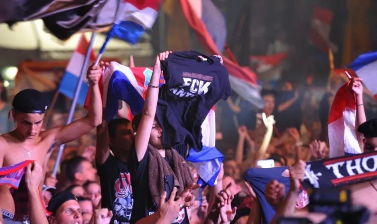 POGLEDAJTE DIJELIĆ ATMOSFERE IZ SLUNJA: Thompson nastupio u Slunju povodom proslave Dana pobjede i domovinske zahvalnosti