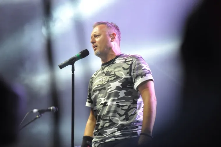 POGLEDAJTE DIJELIĆ ATMOSFERE IZ SLUNJA: Thompson nastupio u Slunju povodom proslave Dana pobjede i domovinske zahvalnosti