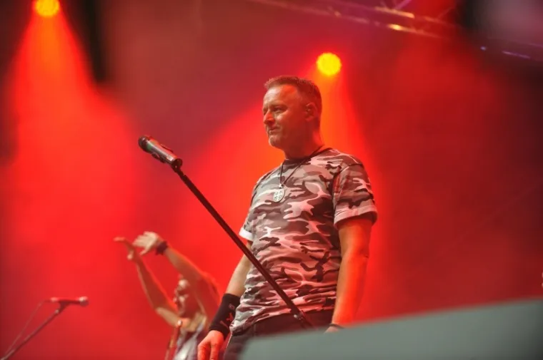 POGLEDAJTE DIJELIĆ ATMOSFERE IZ SLUNJA: Thompson nastupio u Slunju povodom proslave Dana pobjede i domovinske zahvalnosti