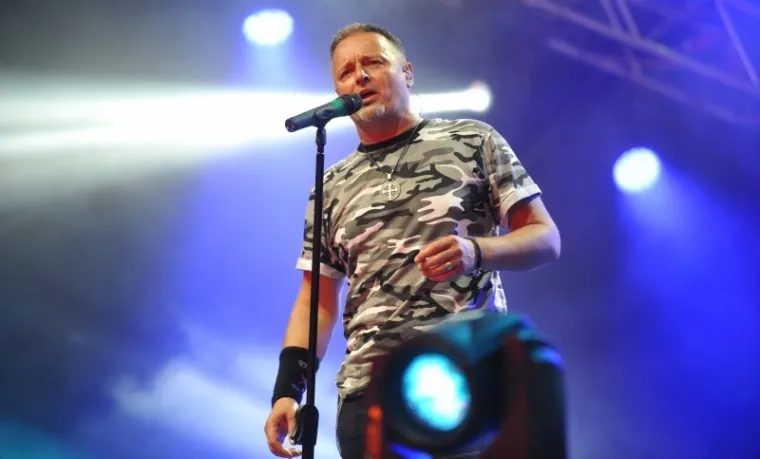 POGLEDAJTE DIJELIĆ ATMOSFERE IZ SLUNJA: Thompson nastupio u Slunju povodom proslave Dana pobjede i domovinske zahvalnosti