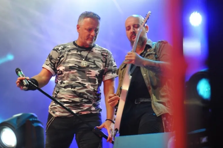 POGLEDAJTE DIJELIĆ ATMOSFERE IZ SLUNJA: Thompson nastupio u Slunju povodom proslave Dana pobjede i domovinske zahvalnosti