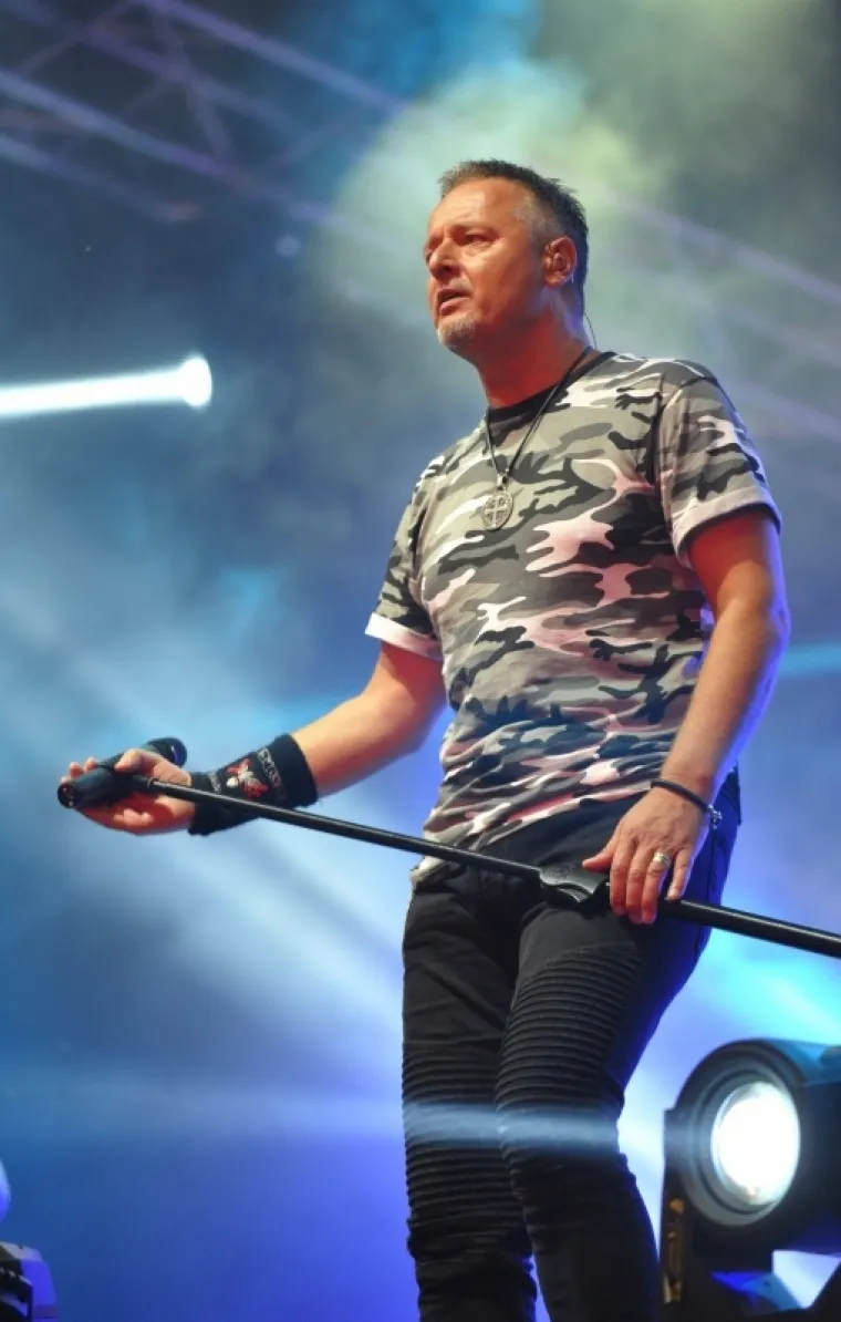 POGLEDAJTE DIJELIĆ ATMOSFERE IZ SLUNJA: Thompson nastupio u Slunju povodom proslave Dana pobjede i domovinske zahvalnosti