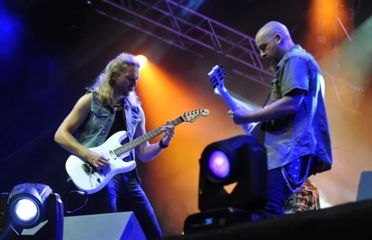 POGLEDAJTE DIJELIĆ ATMOSFERE IZ SLUNJA: Thompson nastupio u Slunju povodom proslave Dana pobjede i domovinske zahvalnosti