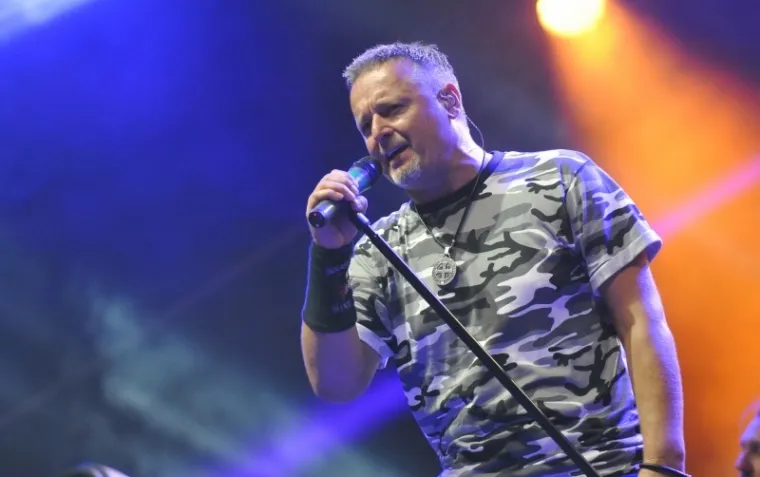 POGLEDAJTE DIJELIĆ ATMOSFERE IZ SLUNJA: Thompson nastupio u Slunju povodom proslave Dana pobjede i domovinske zahvalnosti