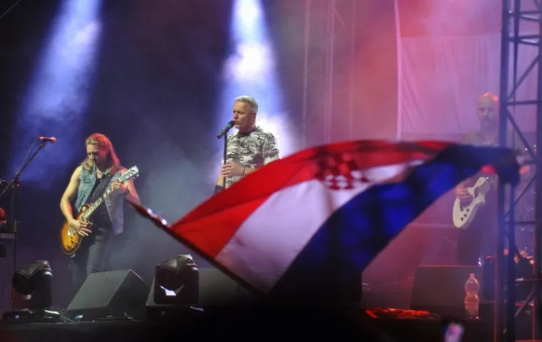 POGLEDAJTE DIJELIĆ ATMOSFERE IZ SLUNJA: Thompson nastupio u Slunju povodom proslave Dana pobjede i domovinske zahvalnosti