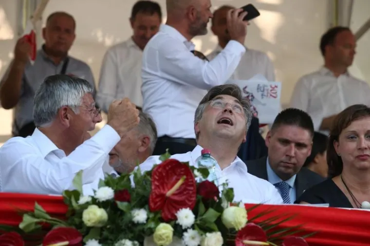 UGLEDNICI IZ LOŽE BODRILI ALKARE: Pogledajte tko od na&scaron;ih političara nije danas propustio doći u Sinj