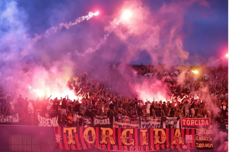 BOYSI I TORCIDA ZAPALILI DERBI: Zagrebački i splitski ultrasi sjetili se palih hrvatskih sinova