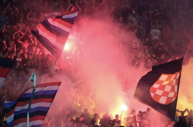 BOYSI I TORCIDA ZAPALILI DERBI: Zagrebački i splitski ultrasi sjetili se palih hrvatskih sinova