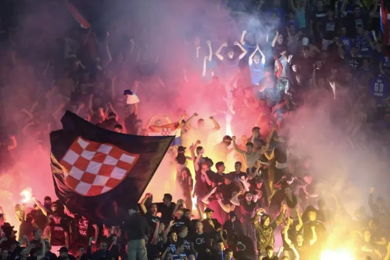 BOYSI I TORCIDA ZAPALILI DERBI: Zagrebački i splitski ultrasi sjetili se palih hrvatskih sinova
