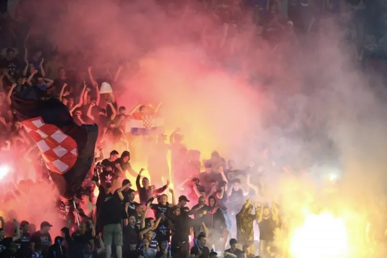BOYSI I TORCIDA ZAPALILI DERBI: Zagrebački i splitski ultrasi sjetili se palih hrvatskih sinova