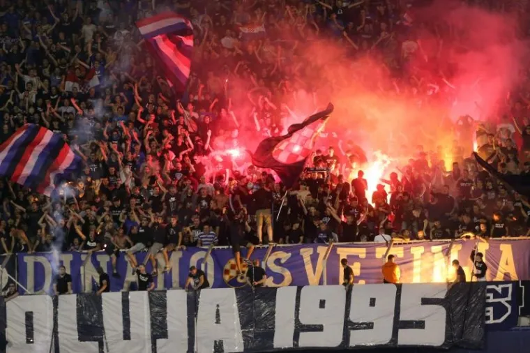 A onda su zapalili veliki broj baklji.