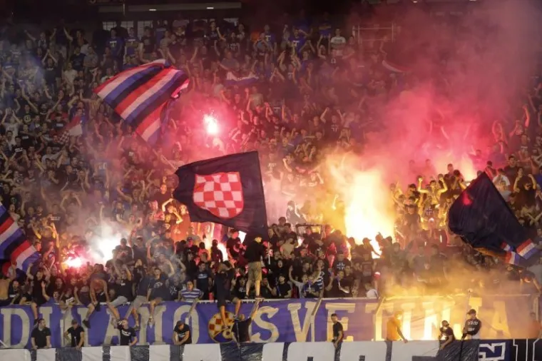 BOYSI I TORCIDA ZAPALILI DERBI: Zagrebački i splitski ultrasi sjetili se palih hrvatskih sinova