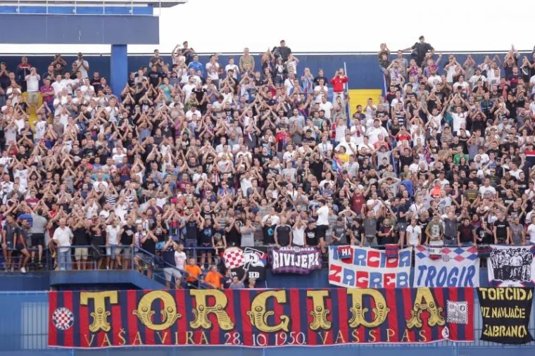Torcida i BBB vodili su veliku borbu na tribinama.