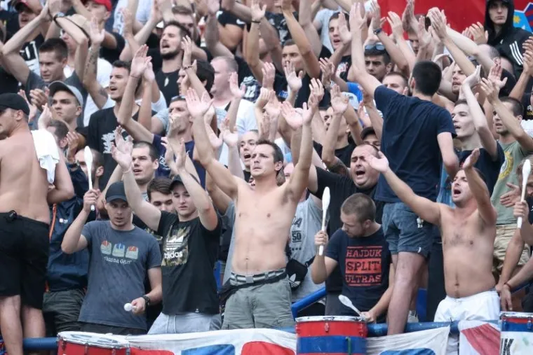 BOYSI I TORCIDA ZAPALILI DERBI: Zagrebački i splitski ultrasi sjetili se palih hrvatskih sinova